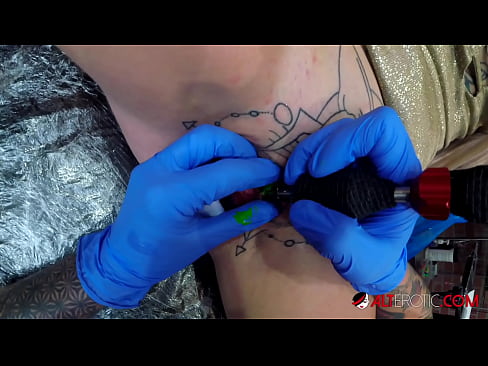 ❤️ Estremamente tatuato hottie Sully Savage ottenuto un tatuaggio sul suo clitoride ❌ Porno analeal it.xxxdeutschepornos.ru ❌️